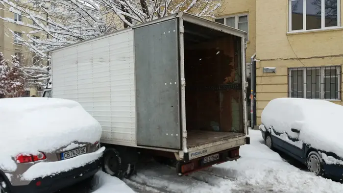 Освобождаване на жилища от големи количества вещи