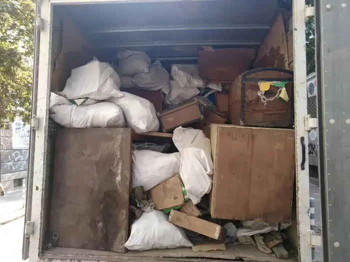 Извозване на натрупан боклук