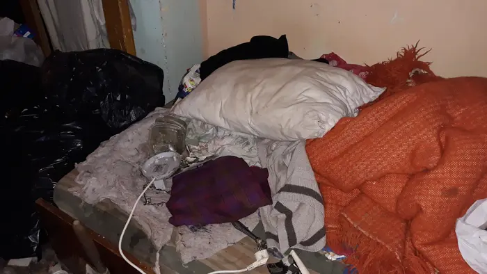 Разчистване на претрупано мазе до основа