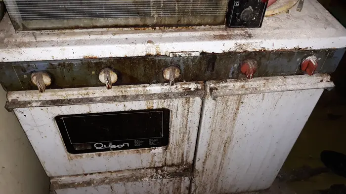 Разчистване на таван от натрупани вещи