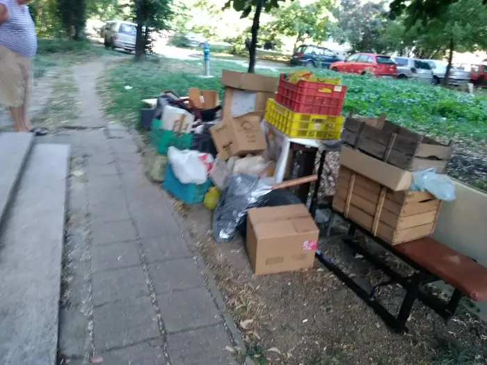 Извозване на отпадъци от мазета и тавански части