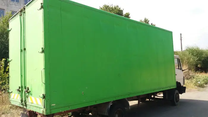 Почистване на стари складови помещения и мазета